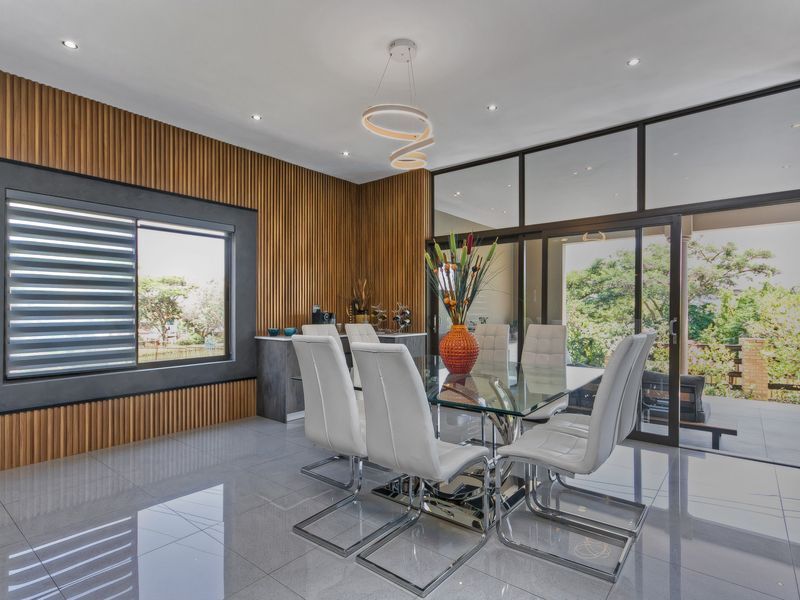 Calling all entertainers - Multiple entertainment areas and wide open spaces. - Photo 6