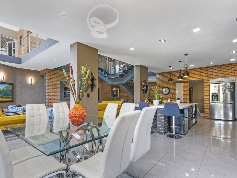 Calling all entertainers - Multiple entertainment areas and wide open spaces. - Photo 4