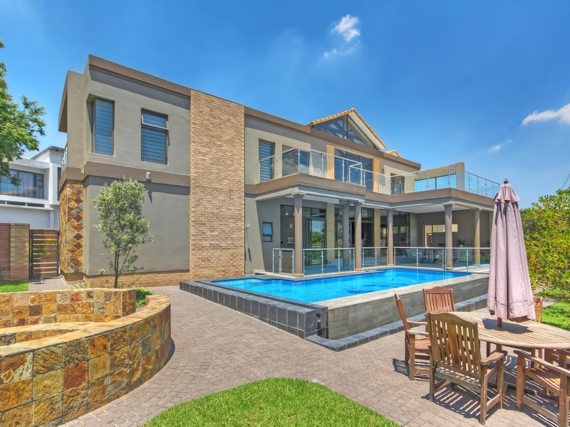 Calling all entertainers - Multiple entertainment areas and wide open spaces. - Photo 1