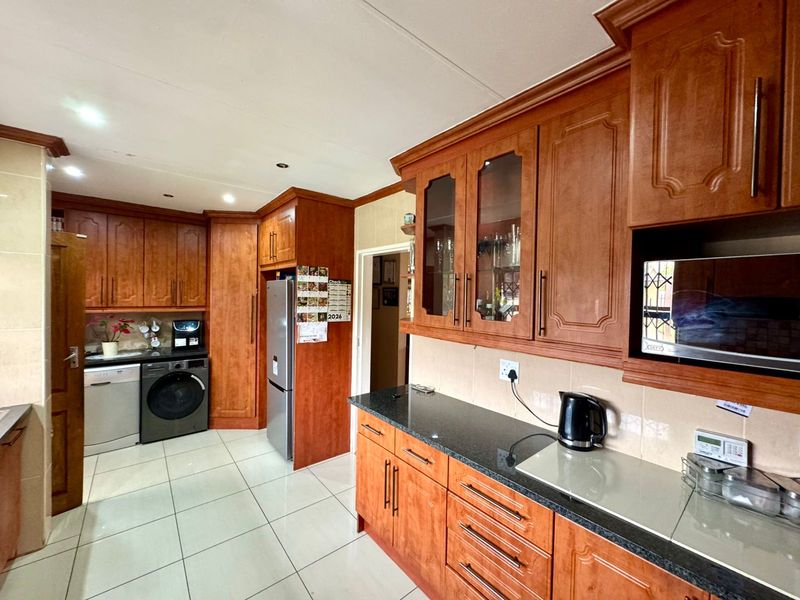 Spacious Family Home with Income Generating Flatlet and Versatile Outdoor Space - Photo 10