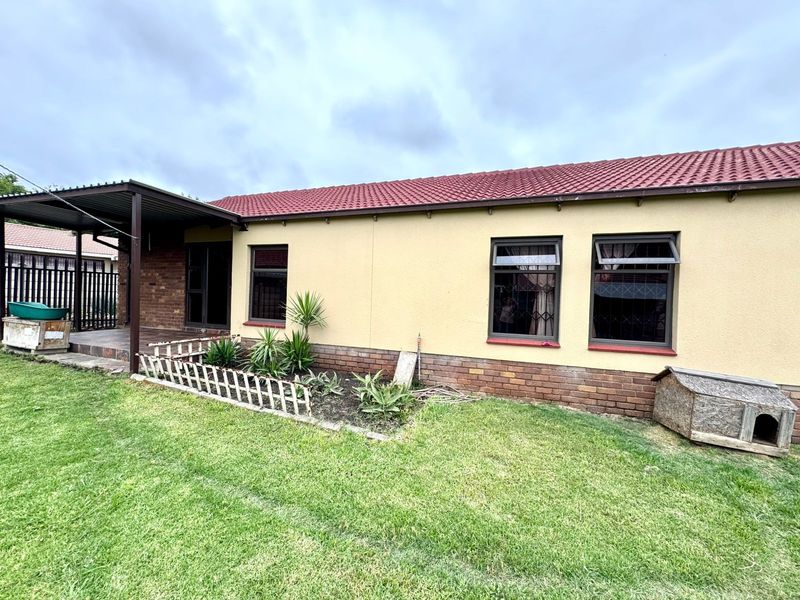 Spacious Family Home with Income Generating Flatlet and Versatile Outdoor Space - Photo 2