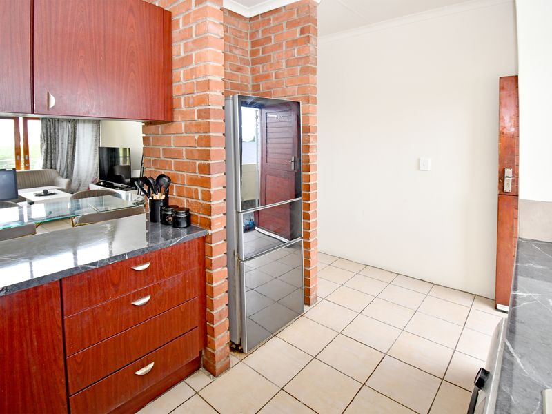 San Ridge Village, 2 Bed, 1 Bath, 1 Basement parking top floor unit. - Photo 9