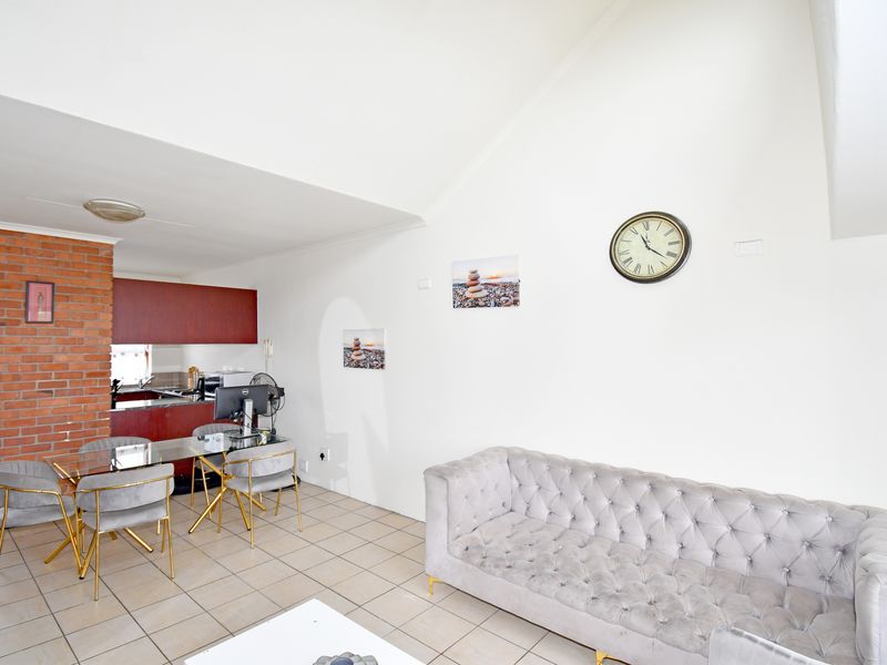 San Ridge Village, 2 Bed, 1 Bath, 1 Basement parking top floor unit. - Photo 4