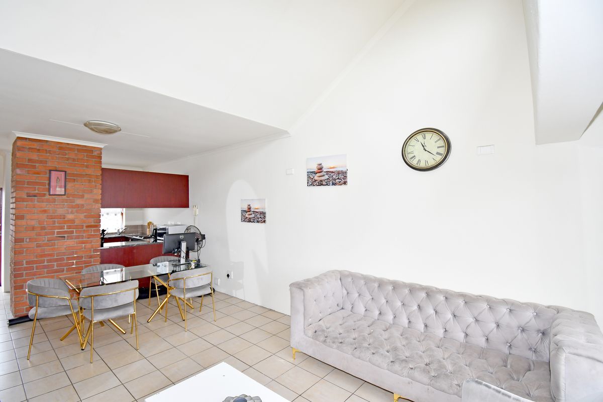 San Ridge Village, 2 Bed, 1 Bath, 1 Basement parking top floor unit. - Photo 4