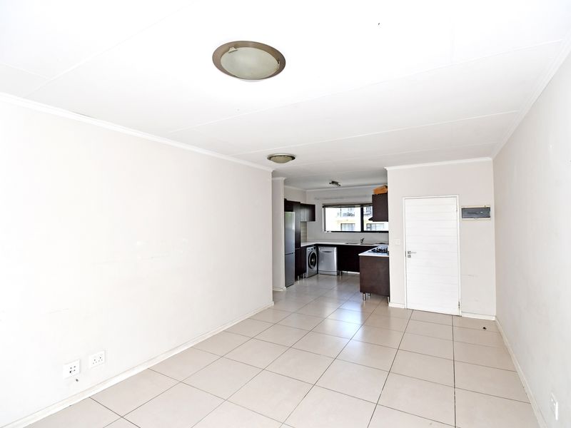 2 Bed 2 Bath Top-Floor Apartment for Sale in Kyalami Hills Lifestyle Complex - Photo 4