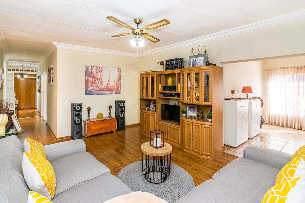 4 Bedroom Family home for sale in Doringkloof - Photo 5