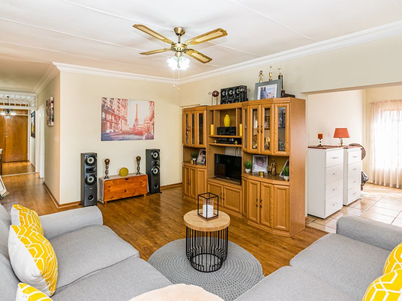 4 Bedroom Family home for sale in Doringkloof - Photo 5