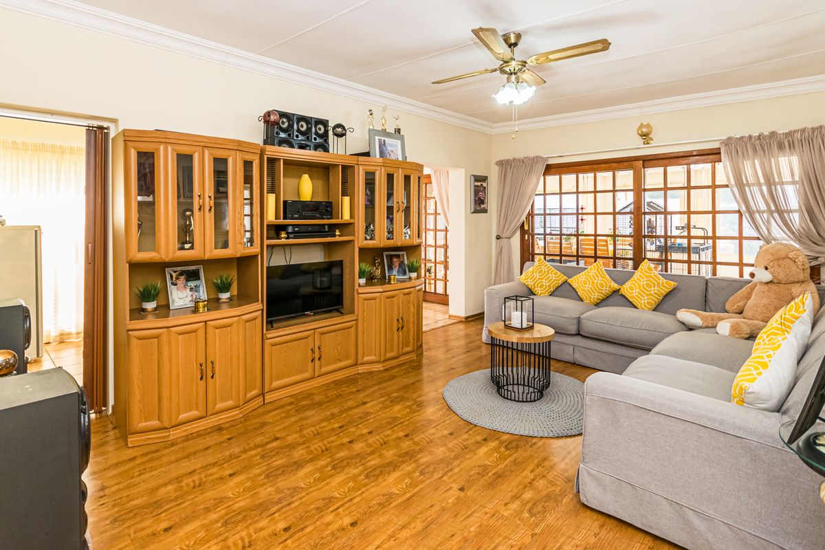 4 Bedroom Family home for sale in Doringkloof - Photo 3