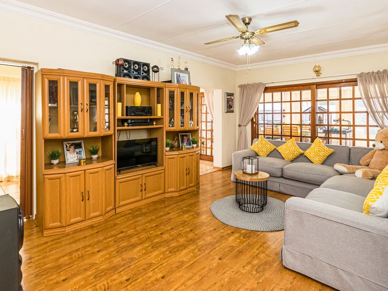 4 Bedroom Family home for sale in Doringkloof - Photo 3