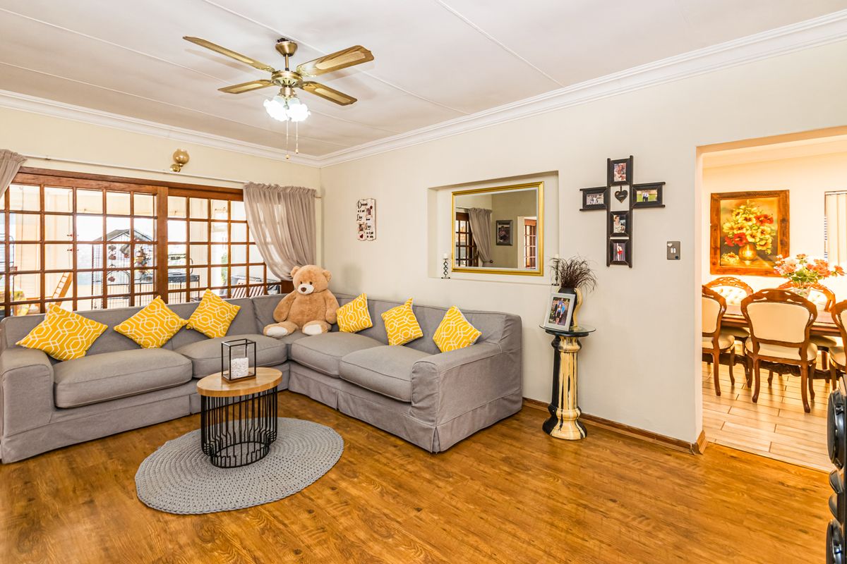 4 Bedroom Family home for sale in Doringkloof - Photo 4