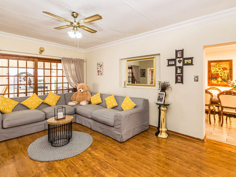 4 Bedroom Family home for sale in Doringkloof - Photo 4