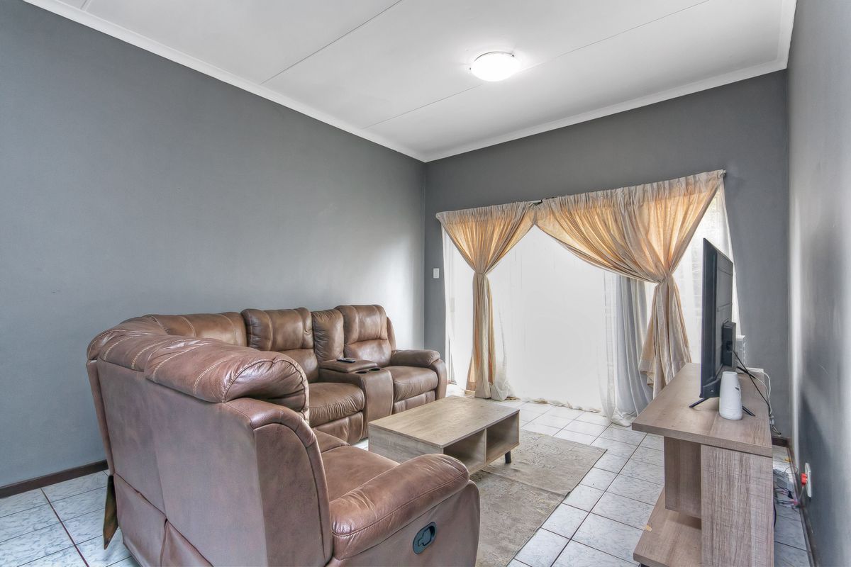 Inviting buyers between R650 000 to R 699 999 to view and negotiate! - Photo 5