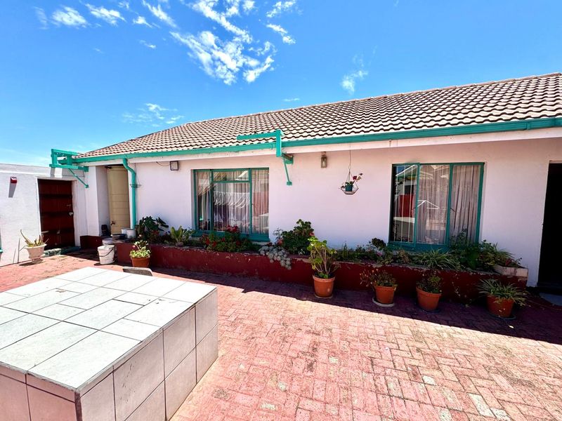Warm Family Home with Granny Flat, Lush Gardens and Versatile Living Spaces - Photo 1