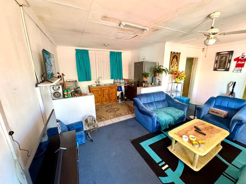 Warm Family Home with Granny Flat, Lush Gardens and Versatile Living Spaces - Photo 3