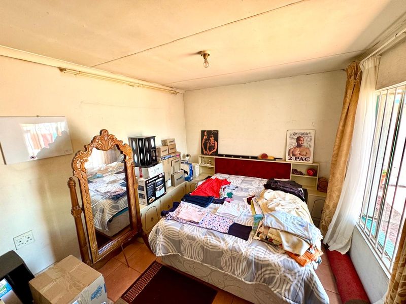 Warm Family Home with Granny Flat, Lush Gardens and Versatile Living Spaces - Photo 9