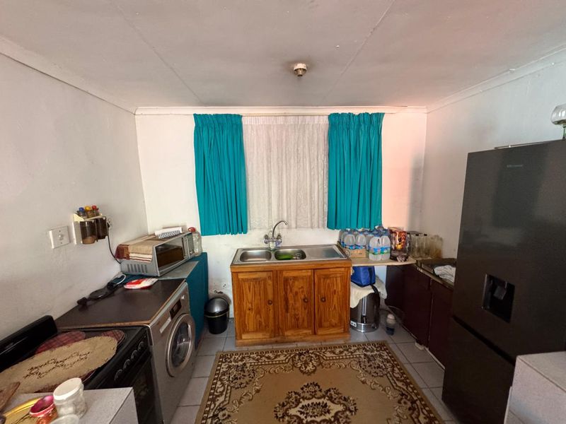 Warm Family Home with Granny Flat, Lush Gardens and Versatile Living Spaces - Photo 4