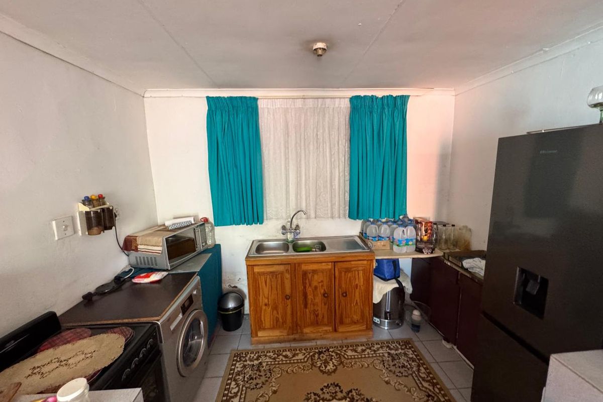 Warm Family Home with Granny Flat, Lush Gardens and Versatile Living Spaces - Photo 4