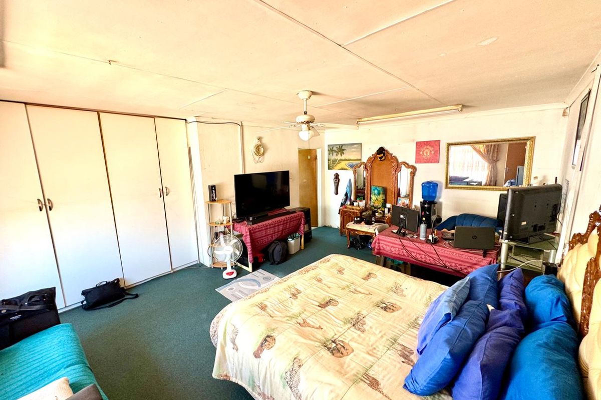 Warm Family Home with Granny Flat, Lush Gardens and Versatile Living Spaces - Photo 5