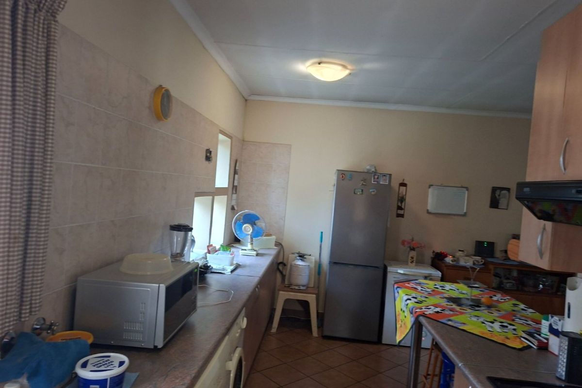 Spacious Townhouse in a Peaceful Retirement Village - Photo 5