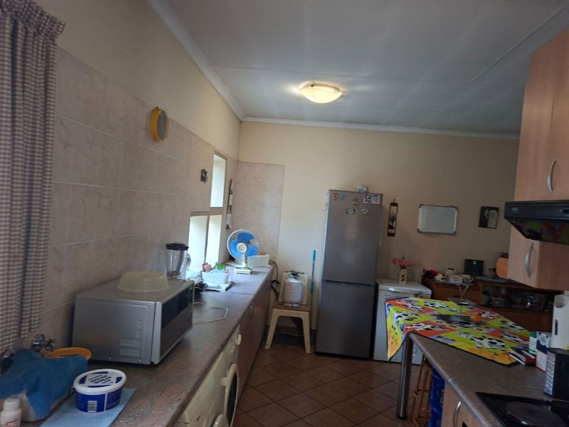 Spacious Townhouse in a Peaceful Retirement Village - Photo 5