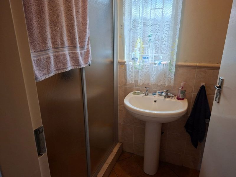 Spacious Townhouse in a Peaceful Retirement Village - Photo 10