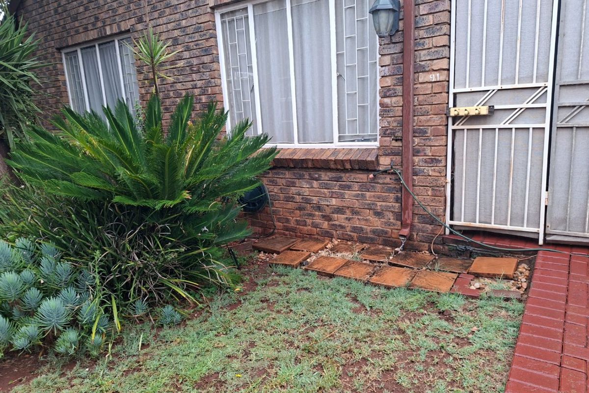 Spacious Townhouse in a Peaceful Retirement Village - Photo 2