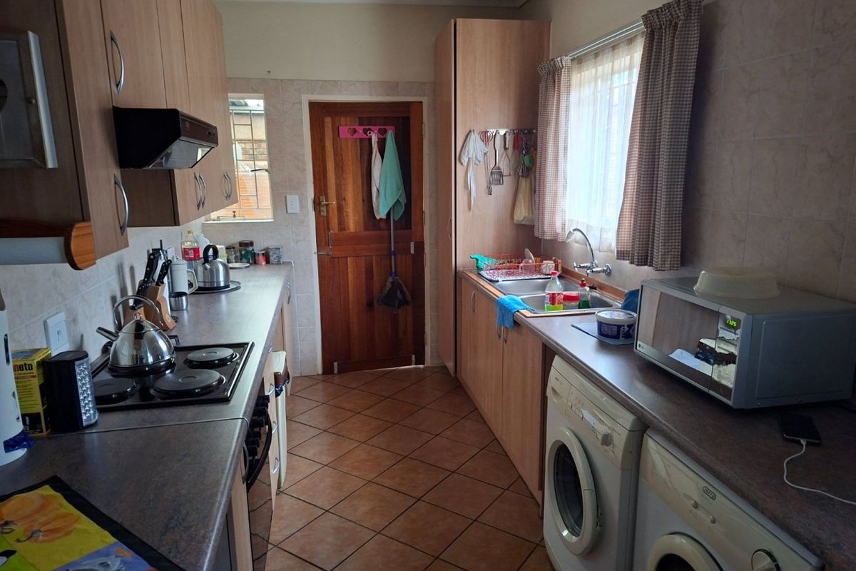 Spacious Townhouse in a Peaceful Retirement Village - Photo 4