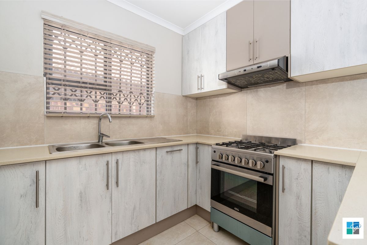 Secure, Pet-Friendly Home with Private Garden - Photo 2