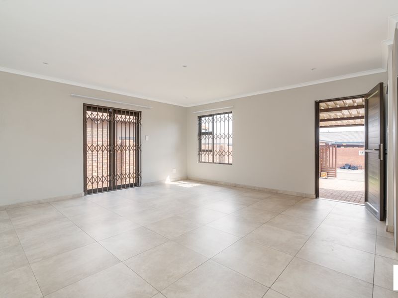 Secure, Pet-Friendly Home with Private Garden - Photo 3