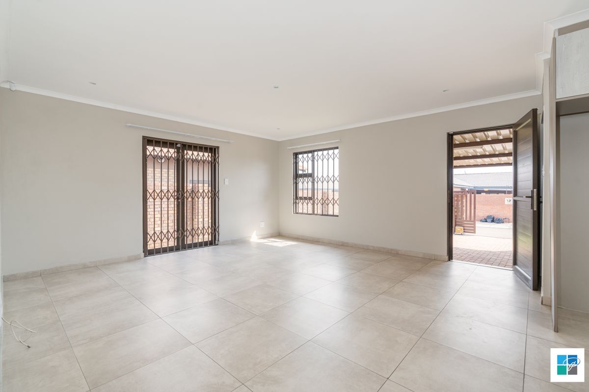 Secure, Pet-Friendly Home with Private Garden - Photo 3