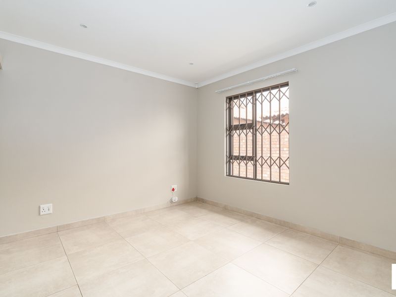 Secure, Pet-Friendly Home with Private Garden - Photo 7