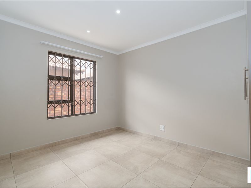 Secure, Pet-Friendly Home with Private Garden - Photo 5