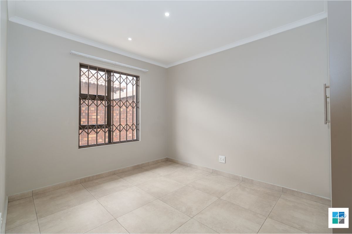 Secure, Pet-Friendly Home with Private Garden - Photo 5