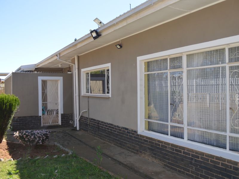 Sunny side of town (Komani Park) - Photo 2