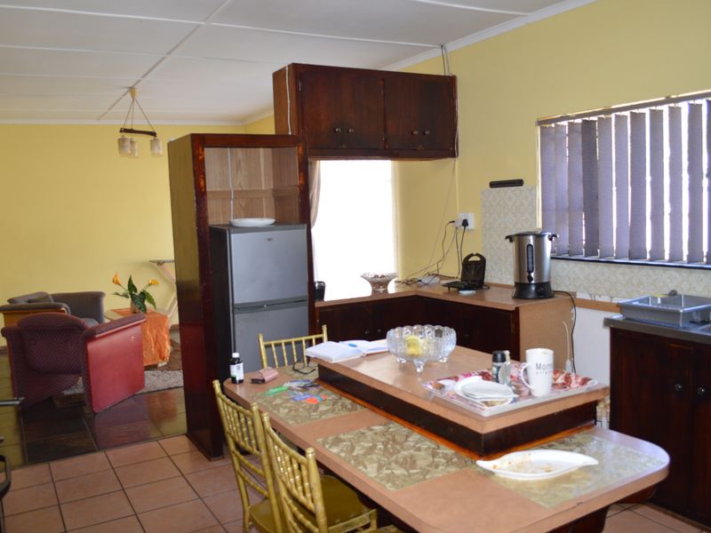 Sunny side of town (Komani Park) - Photo 7