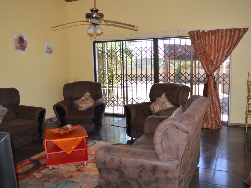 Sunny side of town (Komani Park) - Photo 3