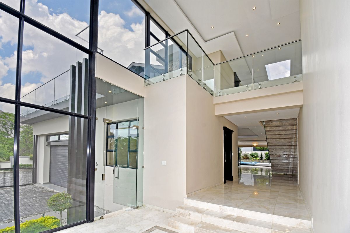 Magnificent 7 Ensuite Bedroom Mansion with Breathtaking Views – Waterfall Estate - Photo 4