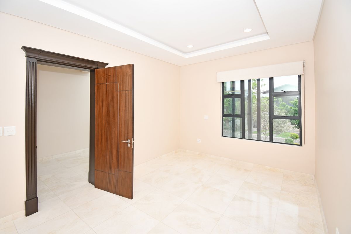 Magnificent 7 Ensuite Bedroom Mansion with Breathtaking Views – Waterfall Estate - Photo 5