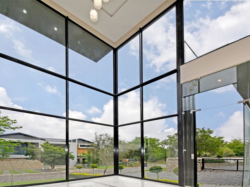 Magnificent 7 Ensuite Bedroom Mansion with Breathtaking Views – Waterfall Estate - Photo 3