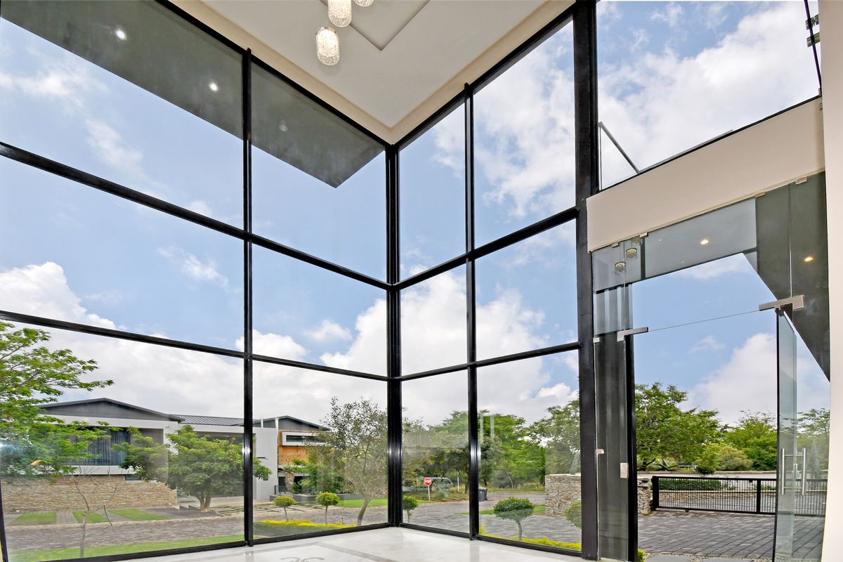 Magnificent 7 Ensuite Bedroom Mansion with Breathtaking Views – Waterfall Estate - Photo 3