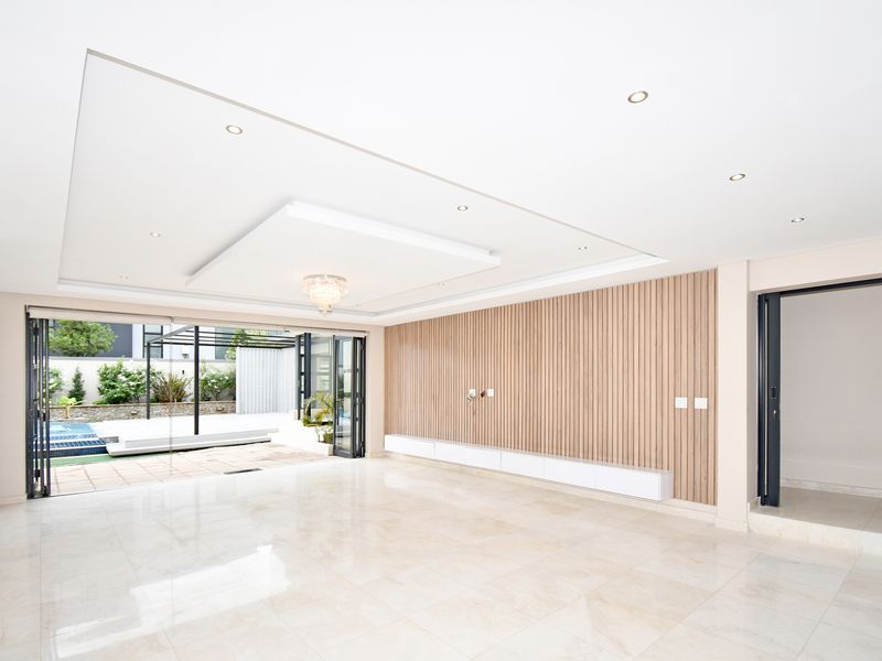 Magnificent 7 Ensuite Bedroom Mansion with Breathtaking Views – Waterfall Estate - Photo 10