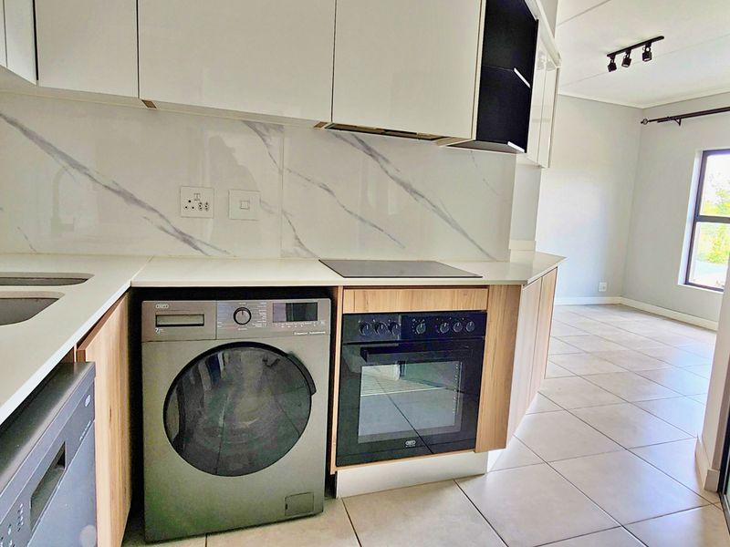 HERE IS YOUR OWN REALLY DIVINE 1 BEDROOM APARTMENT!! - Photo 2