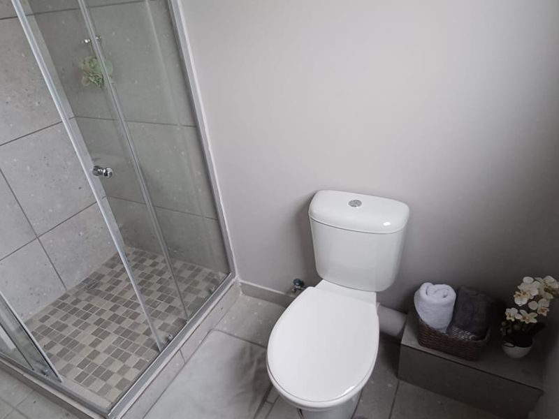 Brand-New, Ultra-Modern 2-Bedroom Unit – Terra Nova - Photo 6