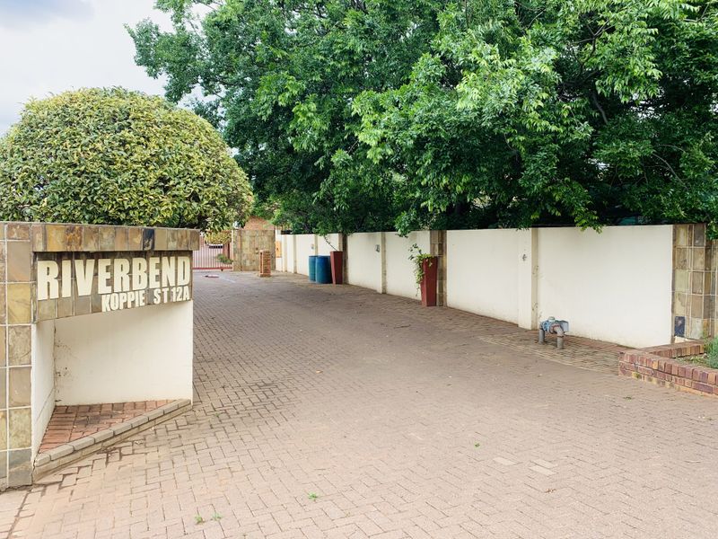 Cozy and spacious townhouse in Kanonkop! - Photo 1