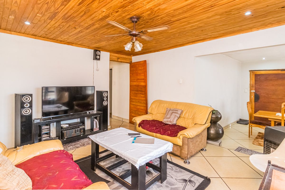 3 Bedroom House For Sale In Dobsonville Gardens! - Photo 5