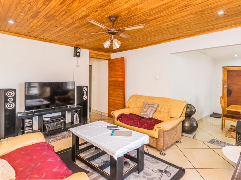 3 Bedroom House For Sale In Dobsonville Gardens! - Photo 5