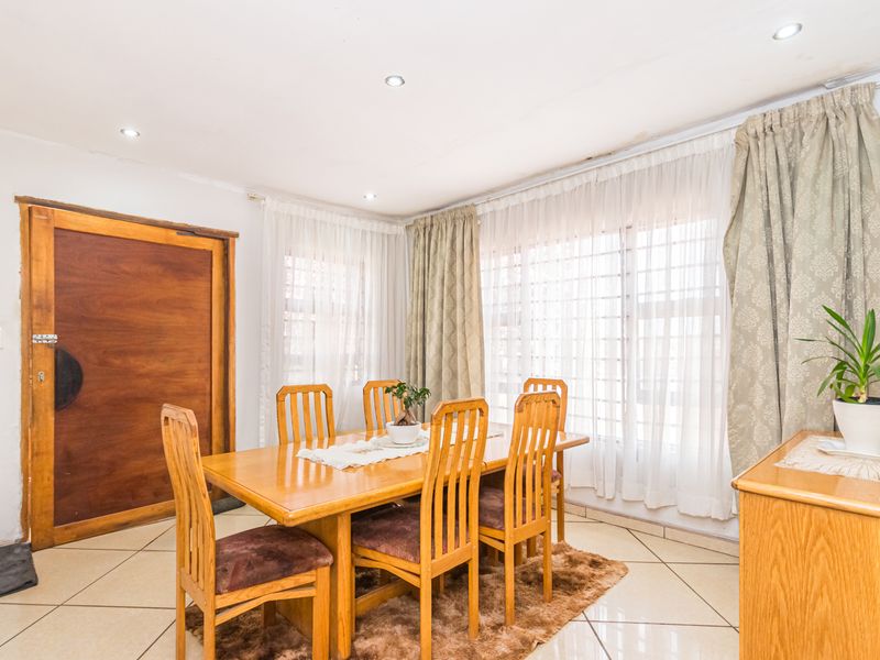 3 Bedroom House For Sale In Dobsonville Gardens! - Photo 4