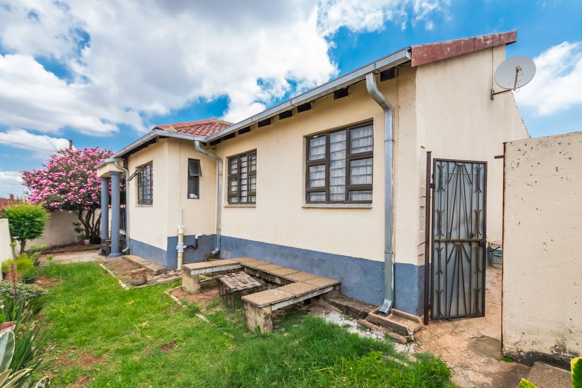 3 Bedroom House For Sale In Dobsonville Gardens! - Photo 2