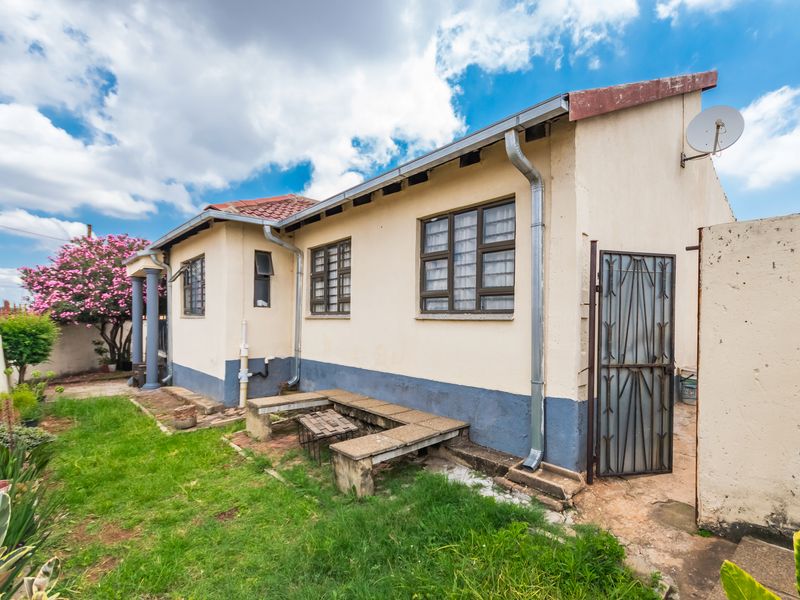 3 Bedroom House For Sale In Dobsonville Gardens! - Photo 2