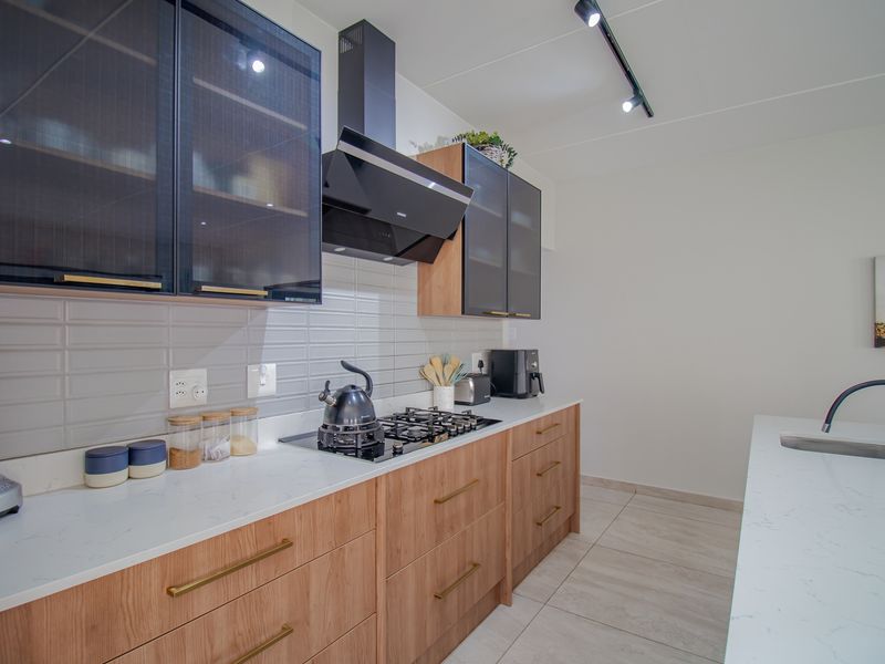 Modern 5 Bedroom Home for Sale - Photo 4